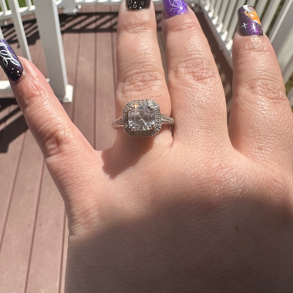 3.2 Carat Cushion cut simulated diamond ring 14K white gold - Picture 5 of 7